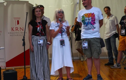 Sędzia Anna Maria Wesołowska w namiocie notarialnym. Fot. Alicja Lehmann